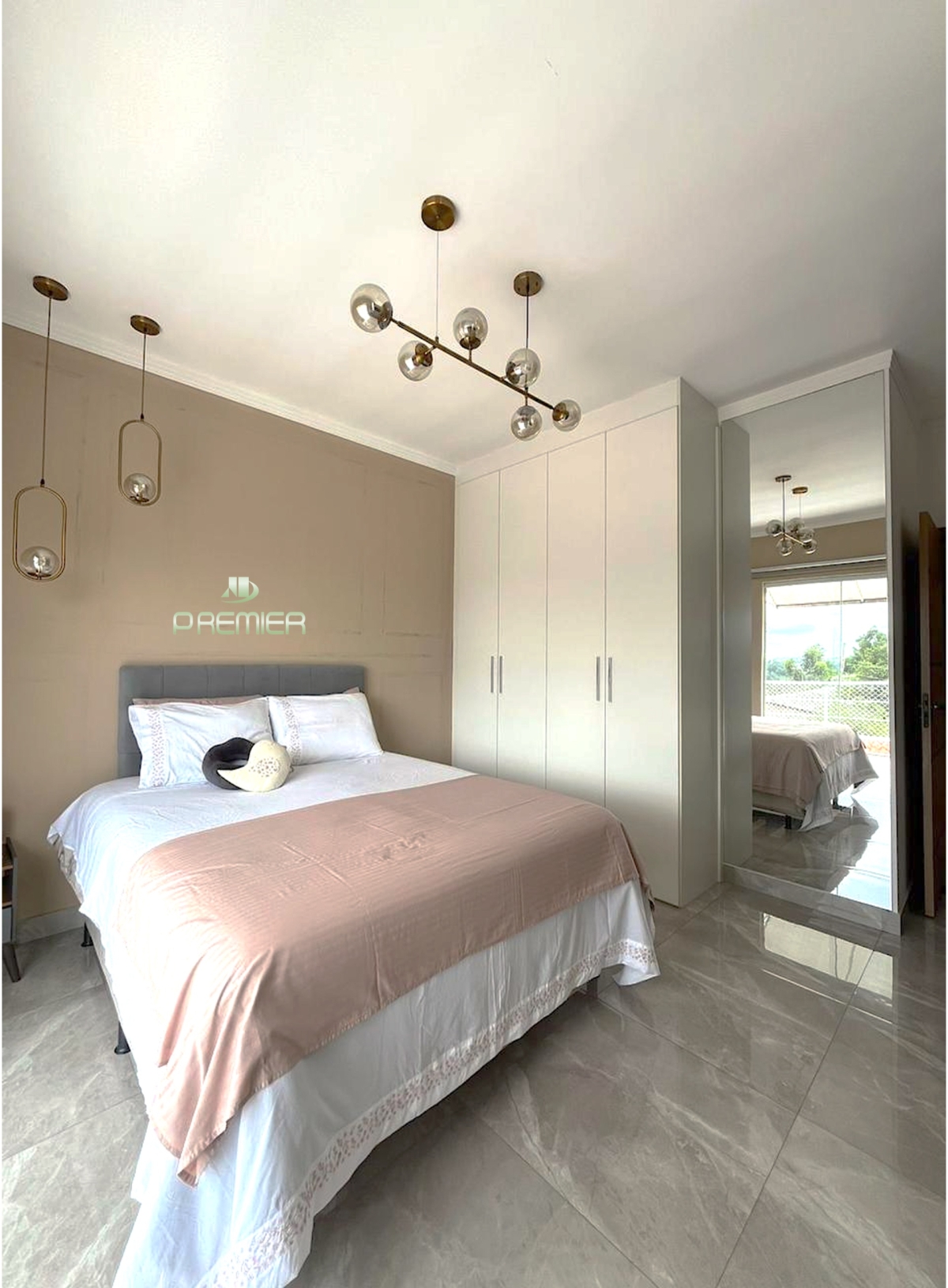 CASA À VENDA COM 3 QUARTOS (1 SUÍTE) E 2 VAGAS NO JD. BAHIA EM VÁRZEA PAULISTA