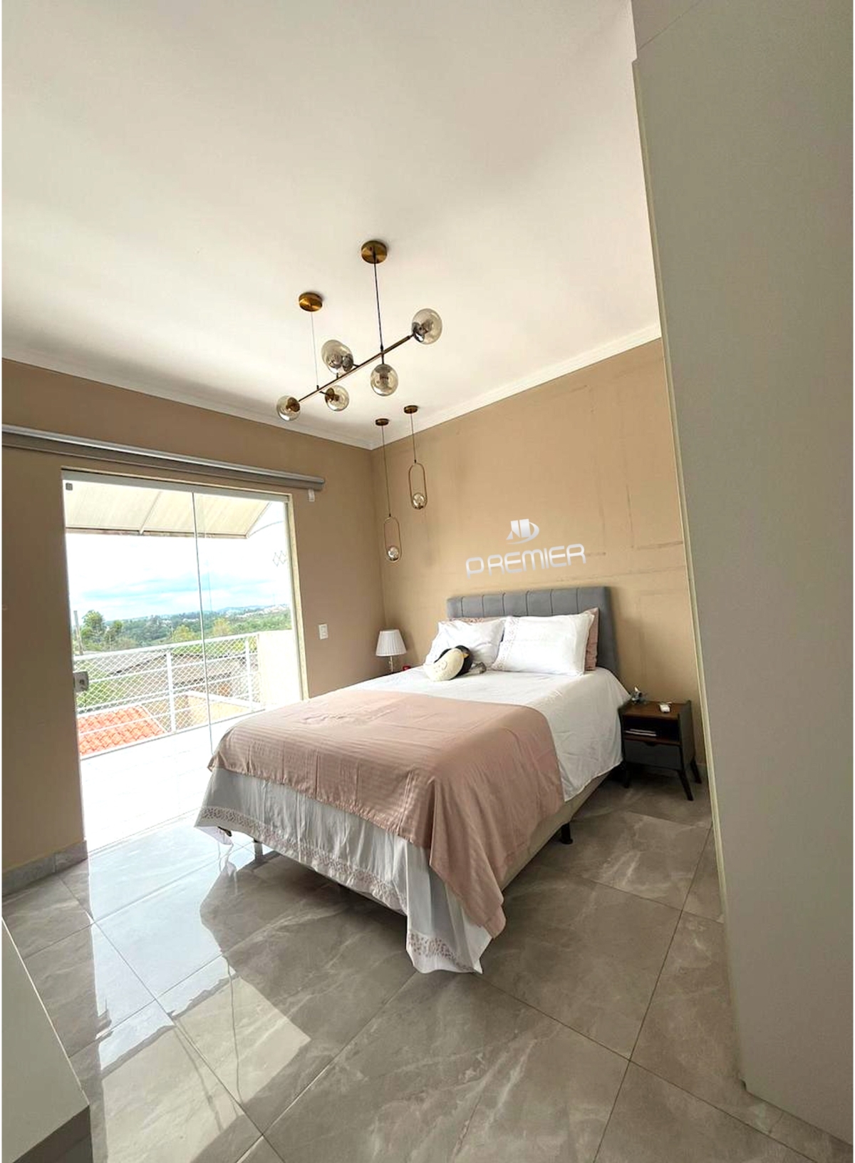 CASA À VENDA COM 3 QUARTOS (1 SUÍTE) E 2 VAGAS NO JD. BAHIA EM VÁRZEA PAULISTA