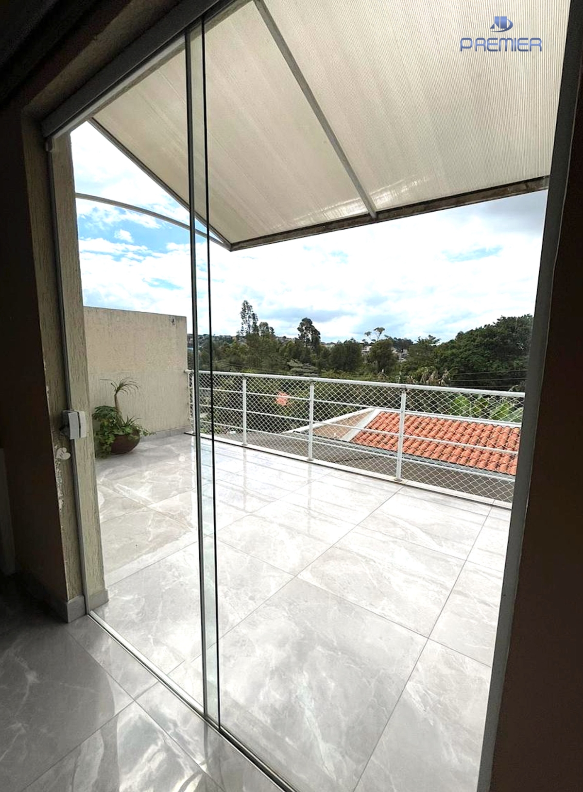 CASA À VENDA COM 3 QUARTOS (1 SUÍTE) E 2 VAGAS NO JD. BAHIA EM VÁRZEA PAULISTA