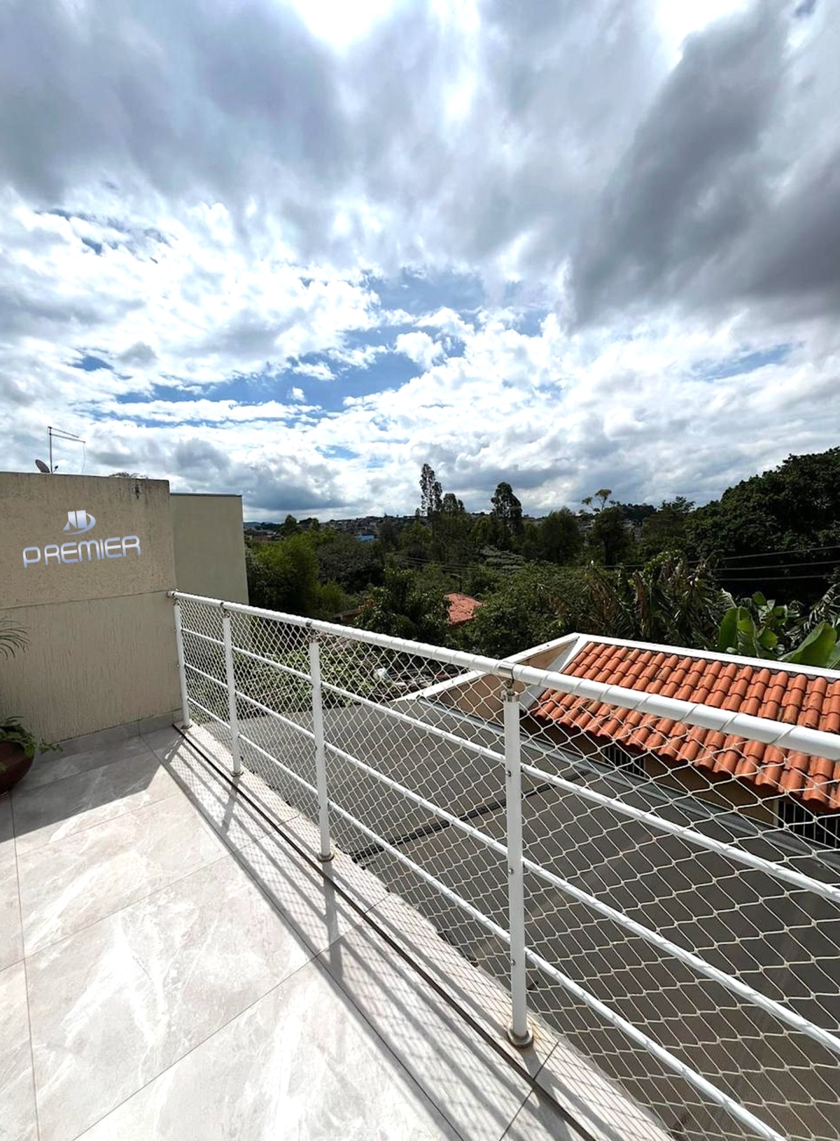 CASA À VENDA COM 3 QUARTOS (1 SUÍTE) E 2 VAGAS NO JD. BAHIA EM VÁRZEA PAULISTA