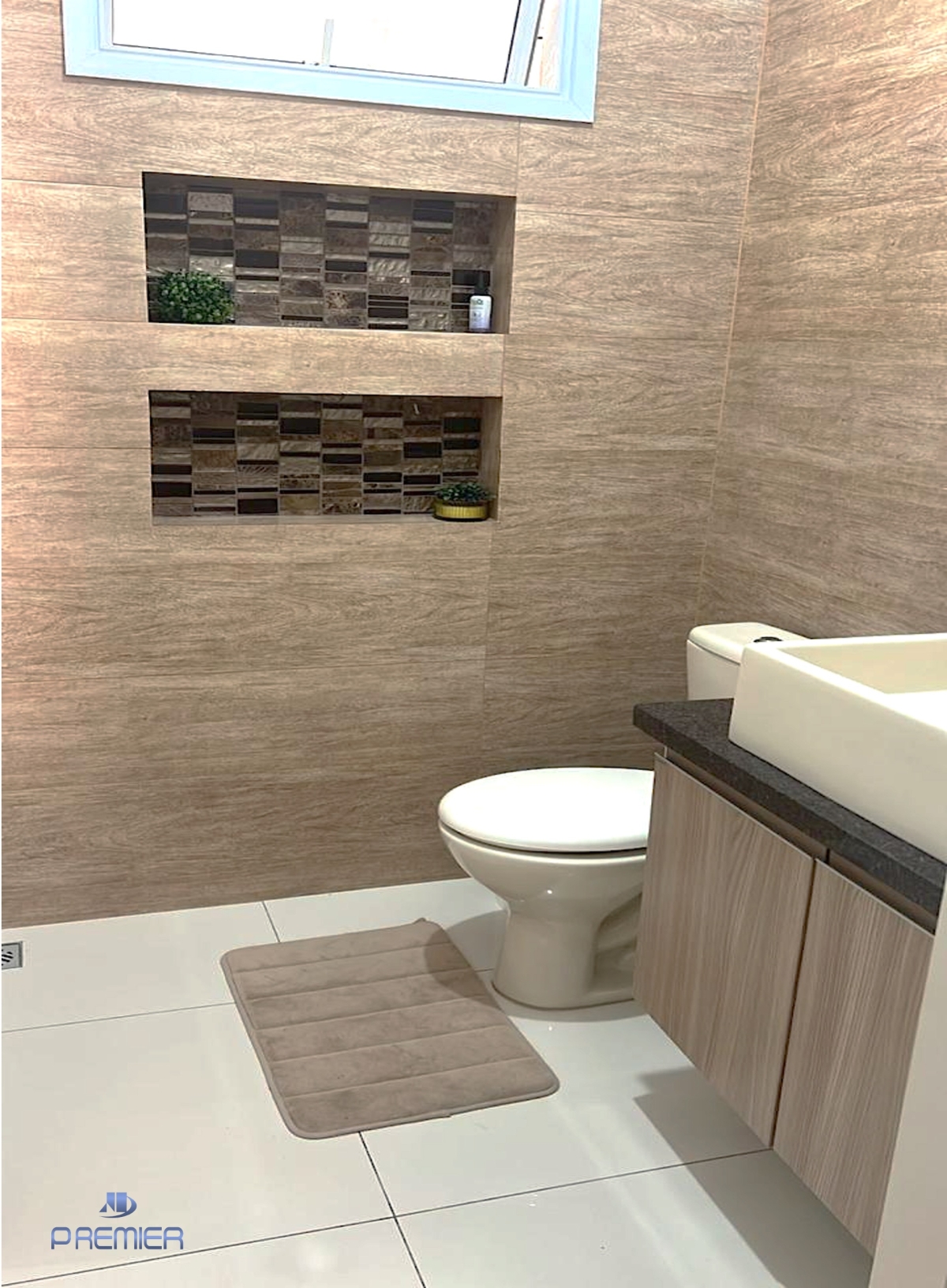 CASA À VENDA COM 3 QUARTOS (1 SUÍTE) E 2 VAGAS NO JD. BAHIA EM VÁRZEA PAULISTA