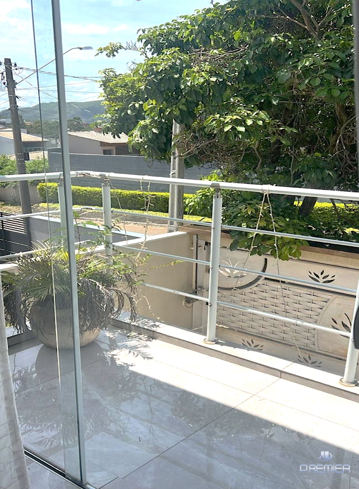 CASA À VENDA COM 3 QUARTOS (1 SUÍTE) E 2 VAGAS NO JD. BAHIA EM VÁRZEA PAULISTA