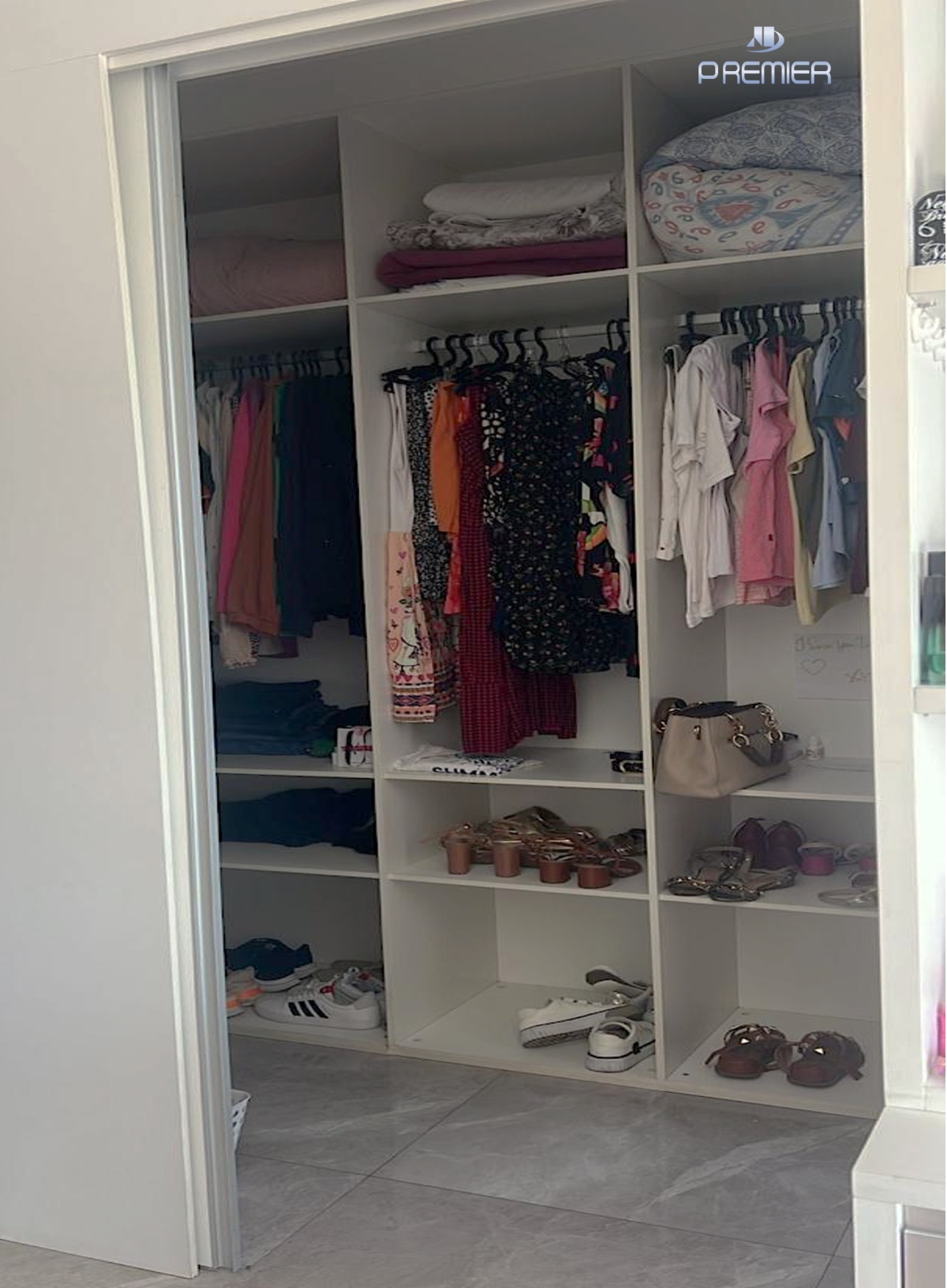 CASA À VENDA COM 3 QUARTOS (1 SUÍTE) E 2 VAGAS NO JD. BAHIA EM VÁRZEA PAULISTA