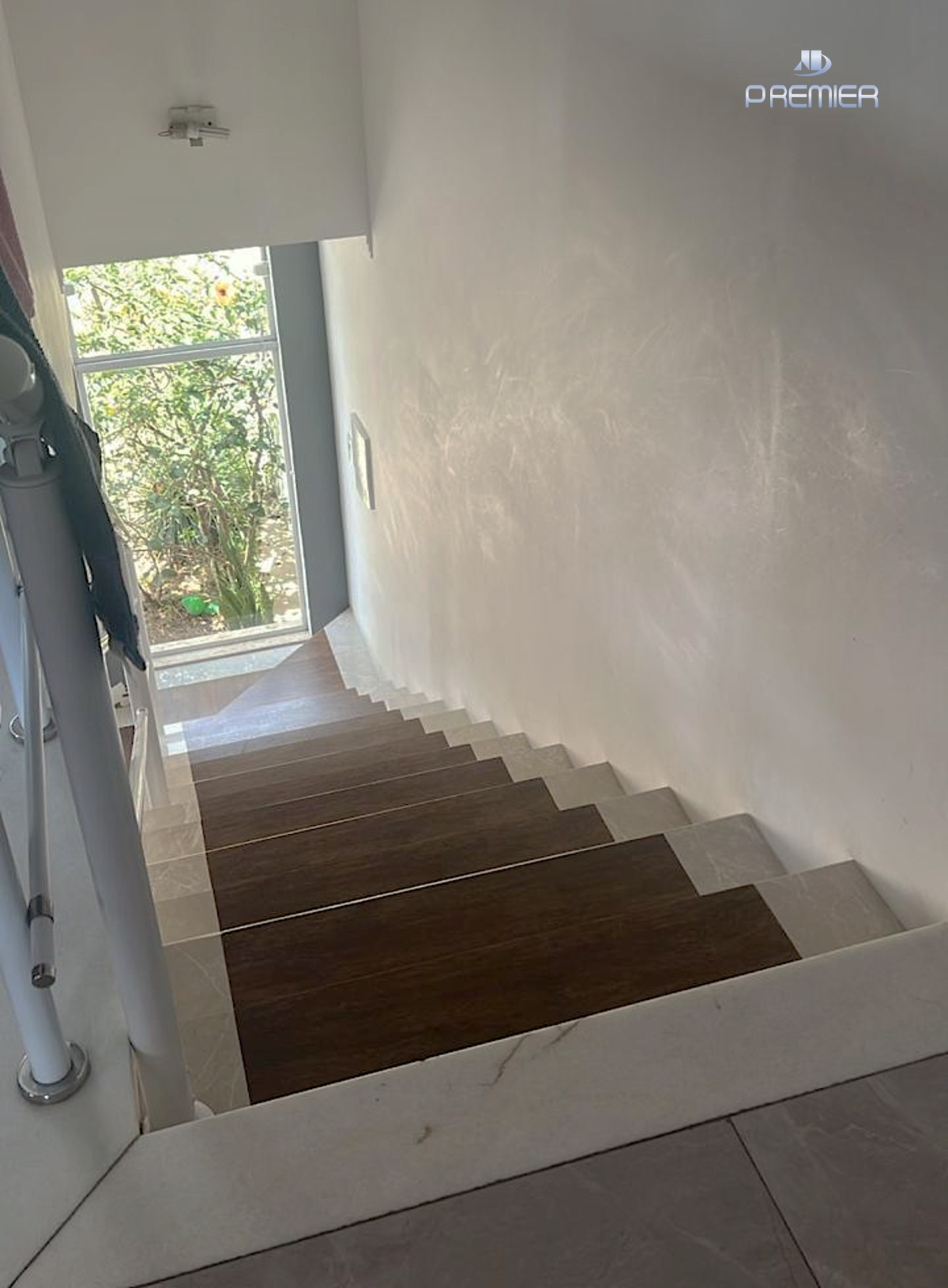 CASA À VENDA COM 3 QUARTOS (1 SUÍTE) E 2 VAGAS NO JD. BAHIA EM VÁRZEA PAULISTA