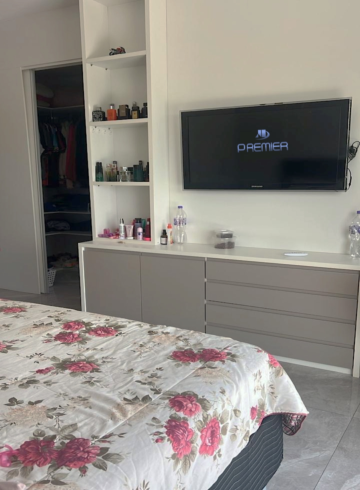 CASA À VENDA COM 3 QUARTOS (1 SUÍTE) E 2 VAGAS NO JD. BAHIA EM VÁRZEA PAULISTA