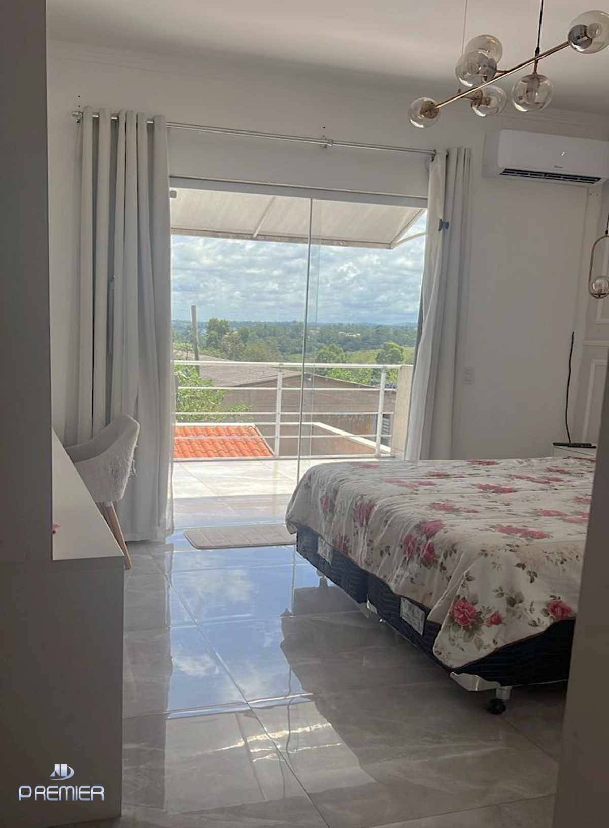 CASA À VENDA COM 3 QUARTOS (1 SUÍTE) E 2 VAGAS NO JD. BAHIA EM VÁRZEA PAULISTA