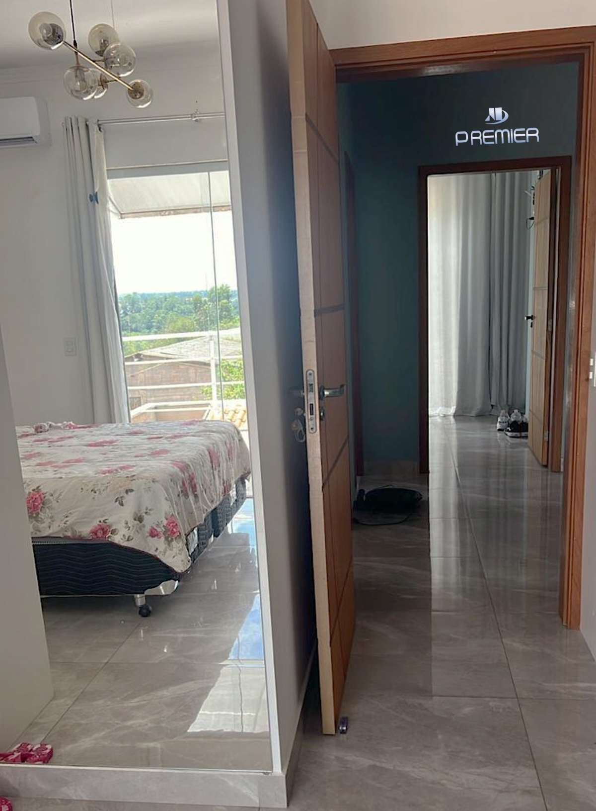 CASA À VENDA COM 3 QUARTOS (1 SUÍTE) E 2 VAGAS NO JD. BAHIA EM VÁRZEA PAULISTA